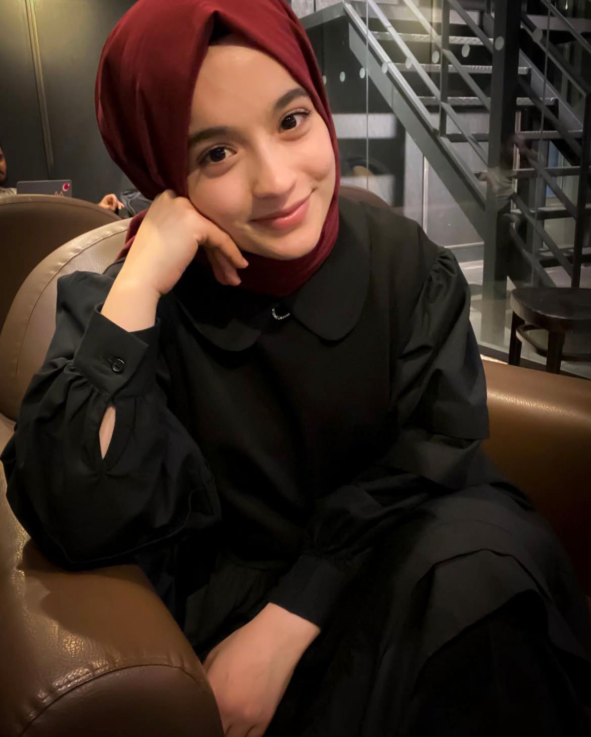 Uçarlı Başarıya Odaklanmış Kadın Escort Müjde